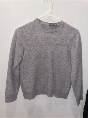 100% Cashmere Sak’s Fifth Ave 
Size medium 
Grey sweater